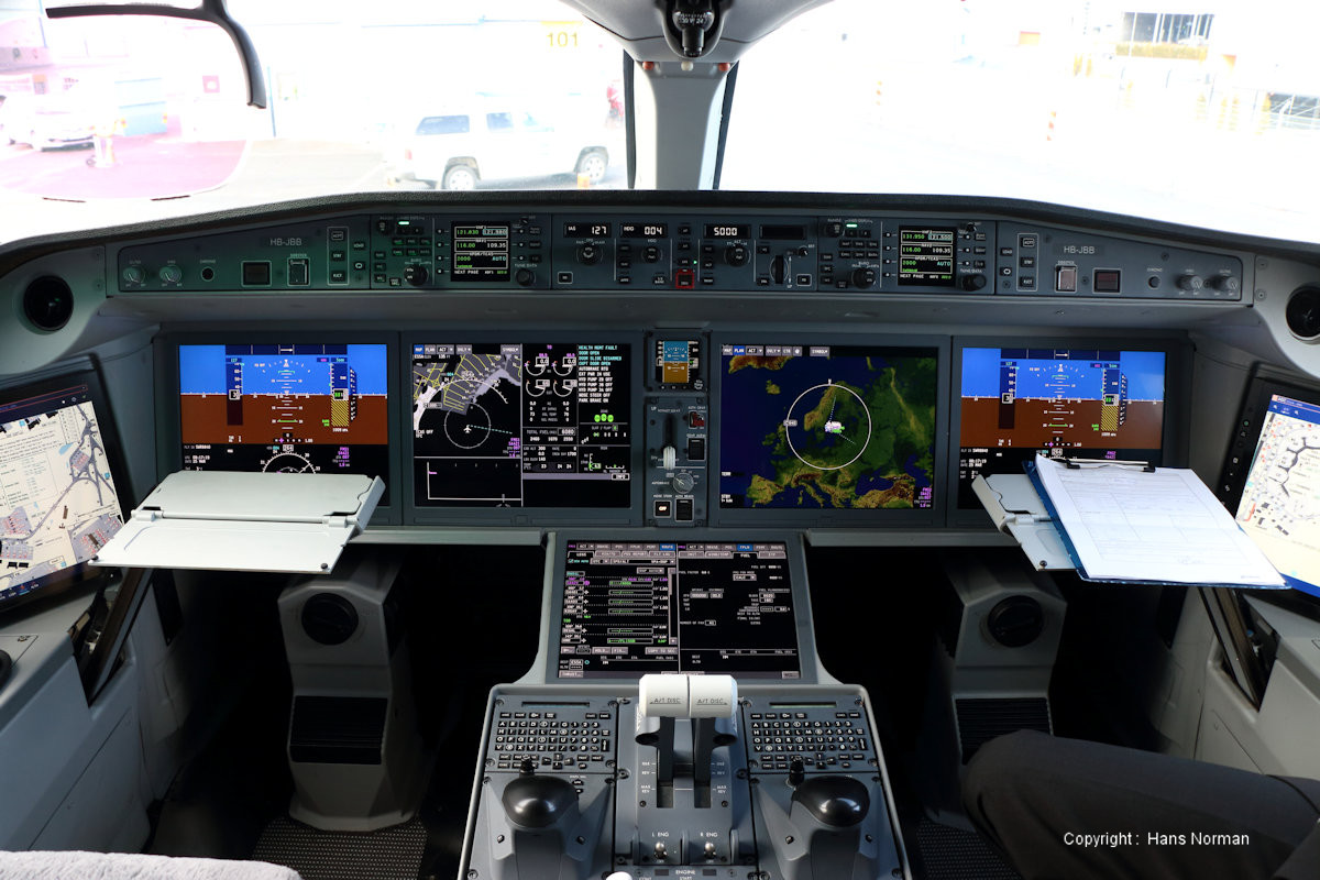 Dldss314. Airbus a220 кабина. Airbus a220 кабина пилота. Аэробус 220 кабина. Airbus a220-300 кабина.